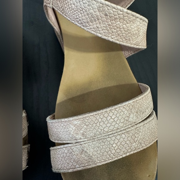 Volatile Euphoria Blush Snake Print Wedges - Picture 9 of 10